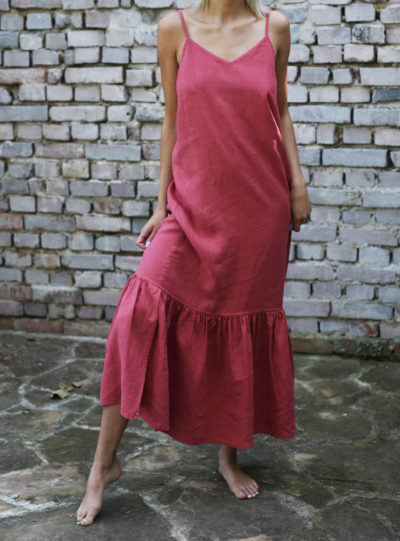 czerwona lniana sukienka maxi z falbaną