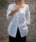 jesienna stylizacja z biała bluzką z lnu dla kobiet do pracy