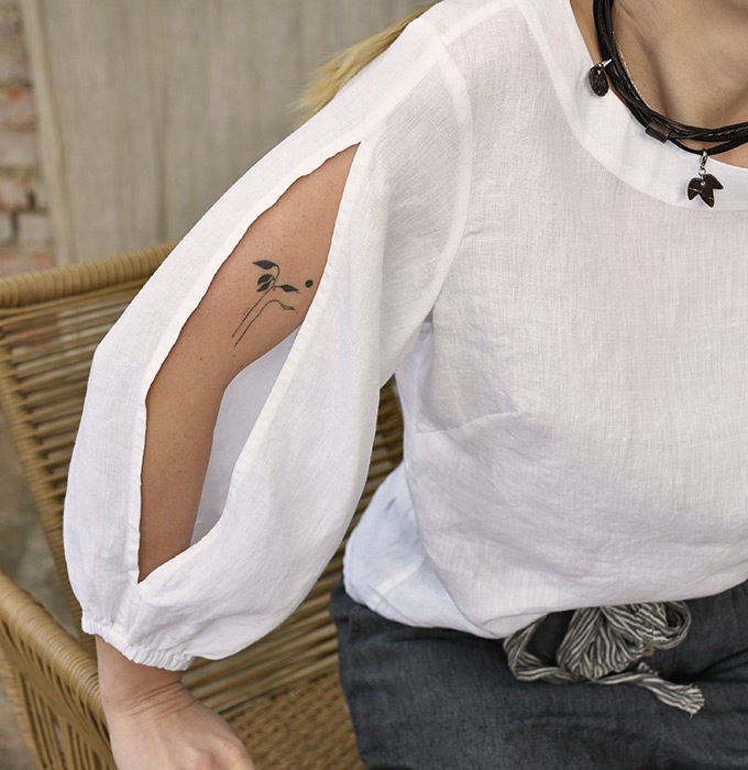 Lniana bluzka Biała ToPola z rozcięciem na rękawach