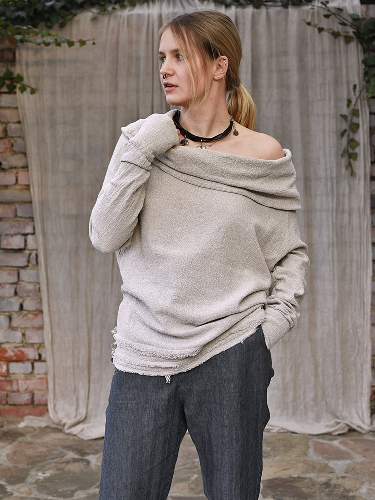 Lniana bluza z golfem uszyta z naturalnej krepy lnianej