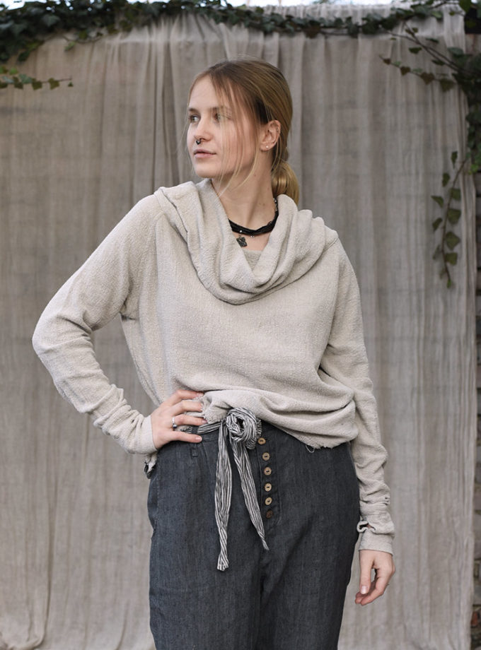 Ciepła bluza z obszernym golfem z krepy lnianej - Szron