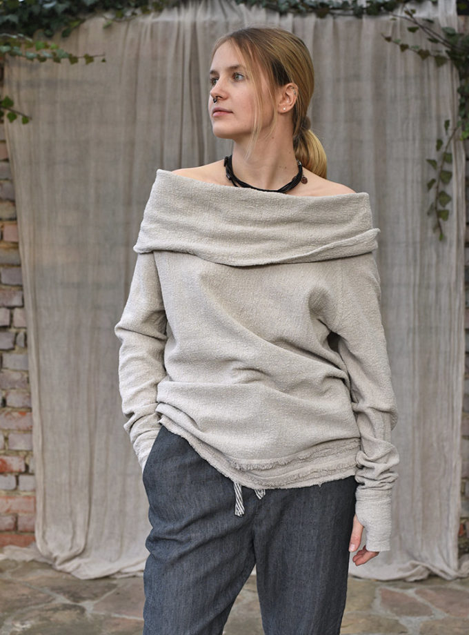 Lniana bluza z golfem uszyta z naturalnej krepy lnianej