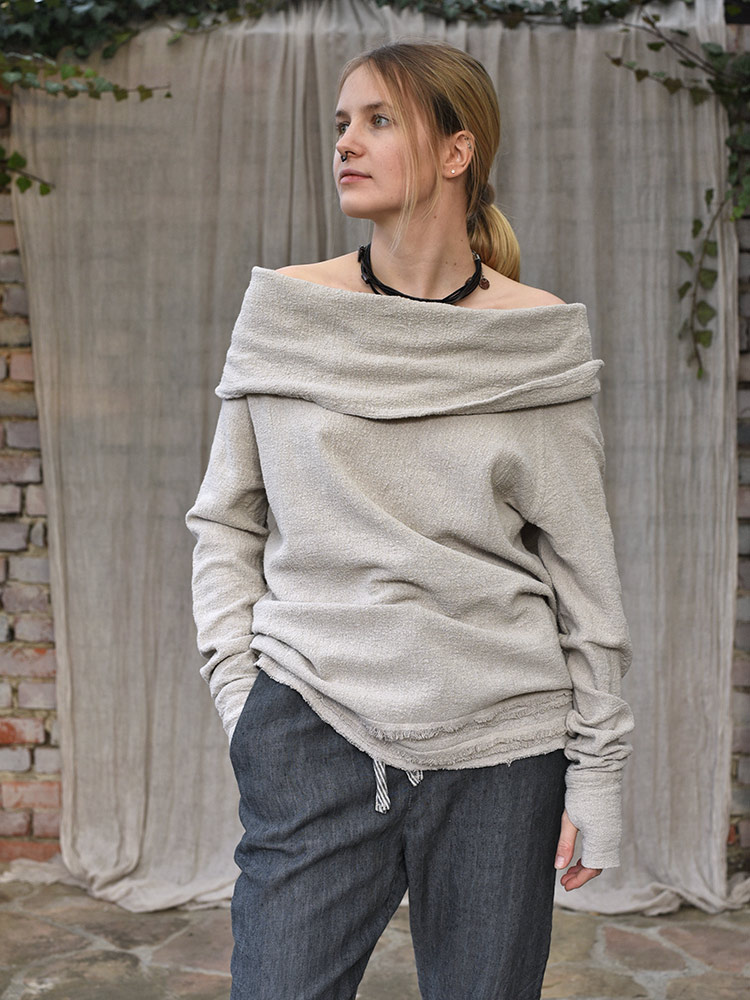 Lniana bluza z golfem uszyta z naturalnej krepy lnianej