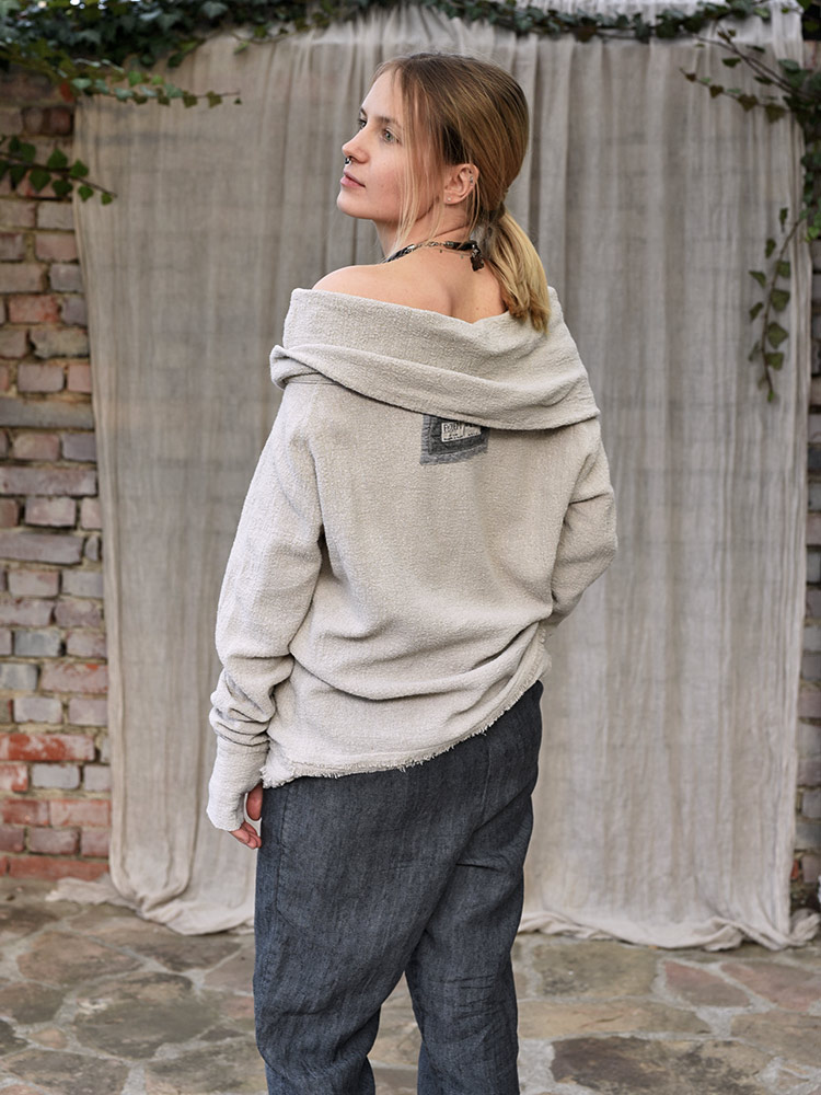 Lniana bluza z golfem uszyta z naturalnej krepy lnianej