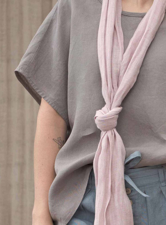 Lniany różany szal utkany z polnej mgiełki