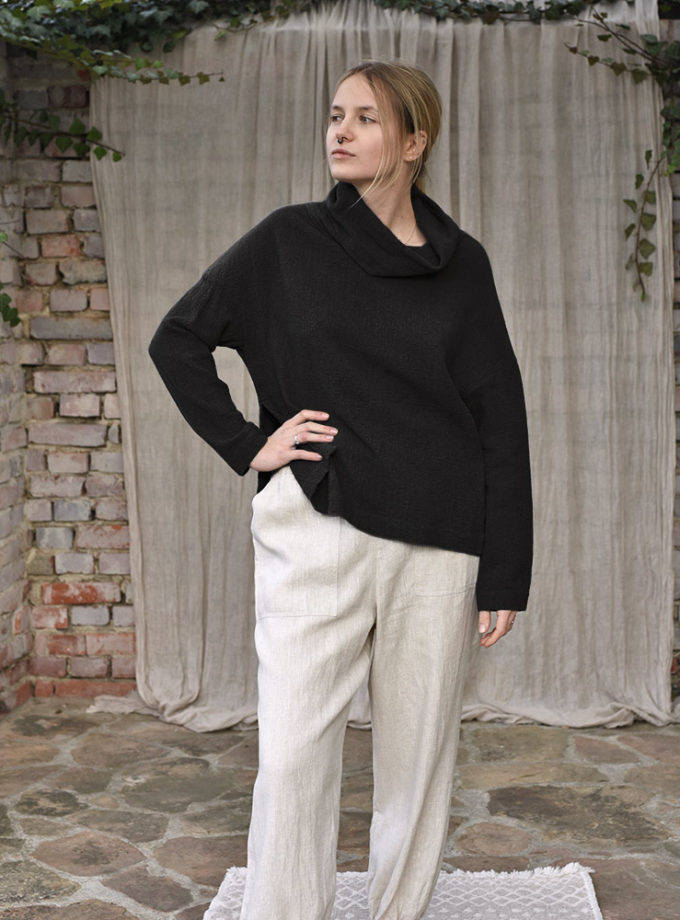 Ciepły golf z czarnej krepy lnianej - Rozcięcia Ciszy