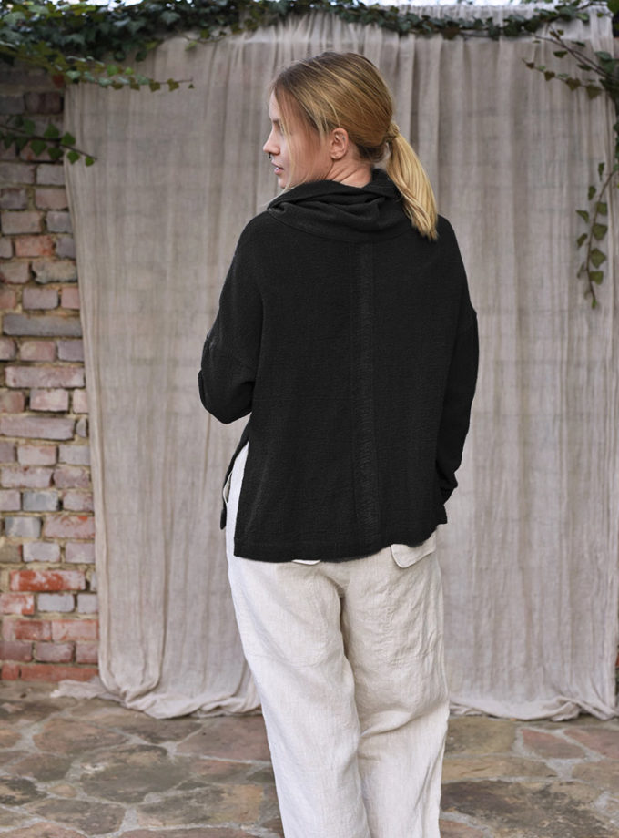 Ciepły golf z czarnej krepy lnianej - Rozcięcia Ciszy