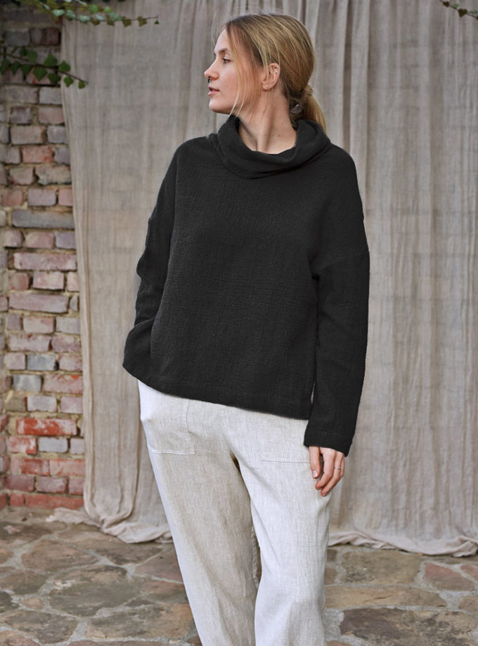 Ciepły golf z czarnej krepy lnianej - Rozcięcia Ciszy