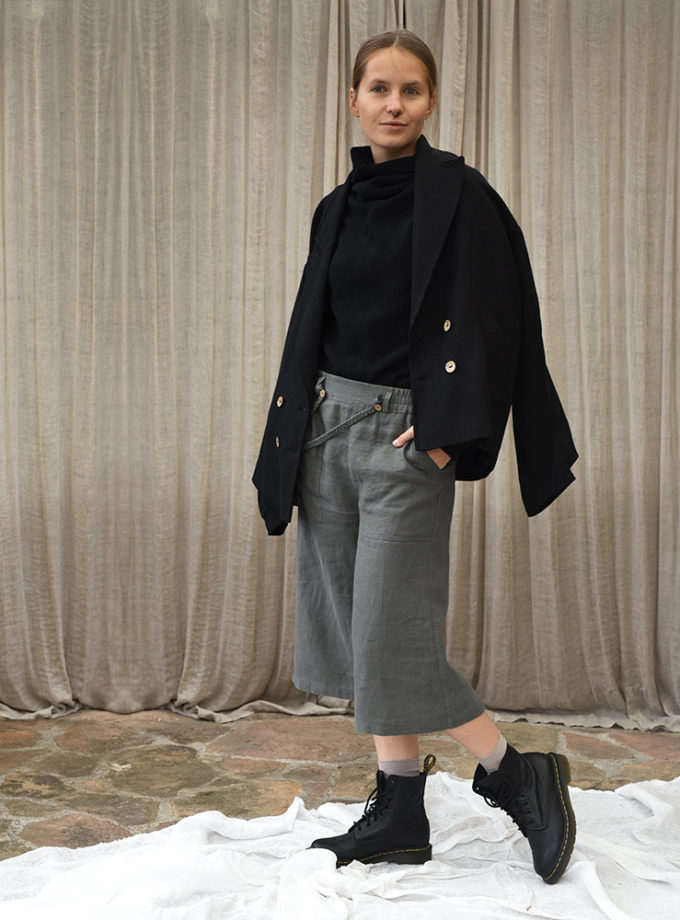 Lniane bermudy damskie w szarej zieleni - Polny Warkocz